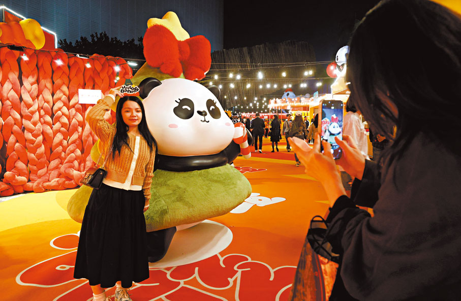 ●市民及遊客齊到「HELLO PANDAS 熊貓駕到」嘉年華暢玩。 香港文匯報記者郭木又 攝