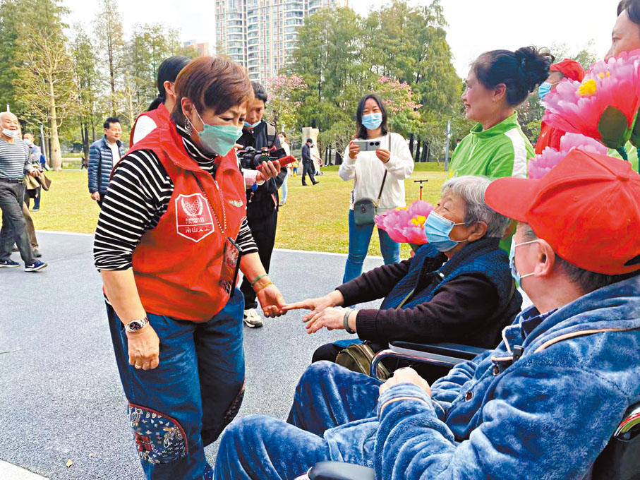 ●余振芳退休後20年一直在深圳從事義工服務。