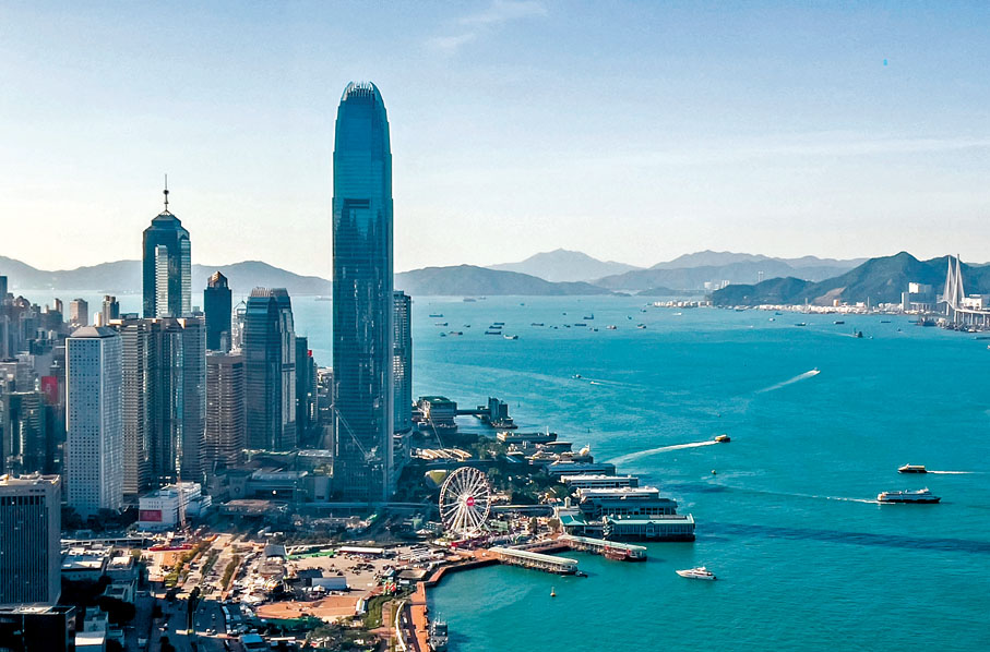 ●金發局指出，香港擁有得天獨厚的碳市場發展條件，目前的潛力還未發揮，建議在大灣區試行「碳市通」。圖為香港中環核心商業區及維港。資料圖片
