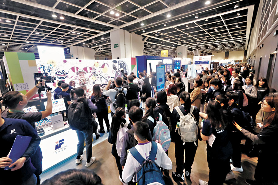 ◀「學與教博覽2024」由昨日起在香港會議展覽中心舉行，現場人頭湧湧。香港文匯報記者涂穴 攝