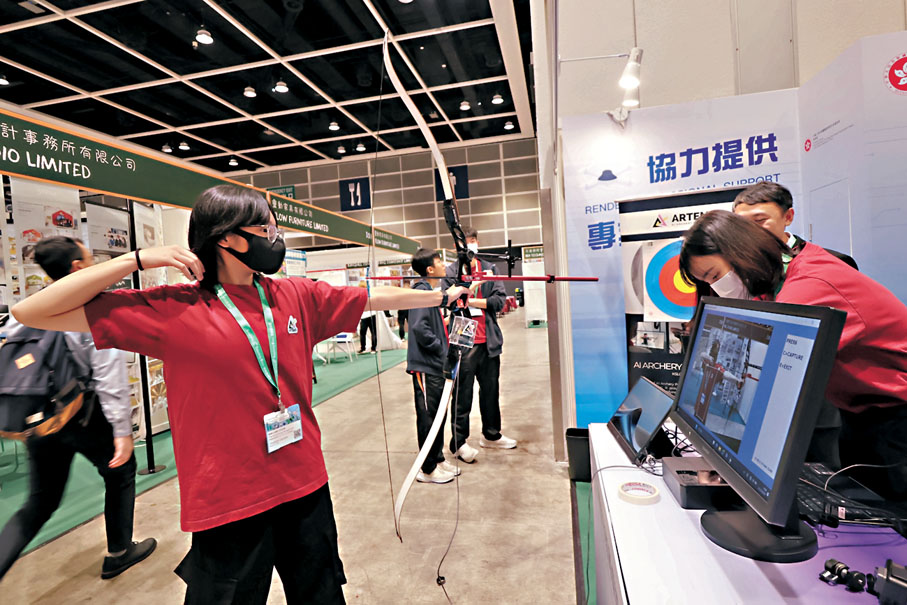 ▲展商即場示範教學資源應用。香港文匯報記者涂穴 攝