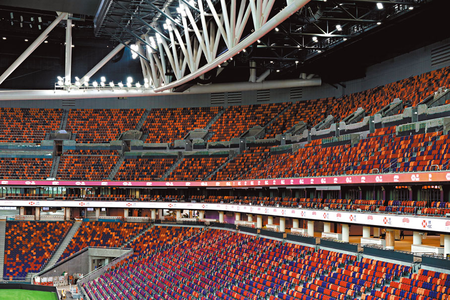 ●觀眾席座椅以灰、紅、橙及紫色組成。