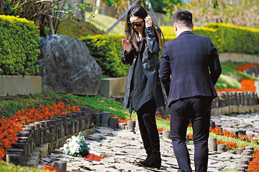 ●藝人林心如（左）望着放瓊瑤骨灰位置忍不住落淚。 台媒圖片