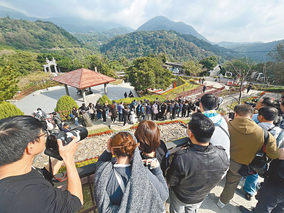 ●瓊瑤花葬陽明山，書迷與記者到場相送。 台媒圖片