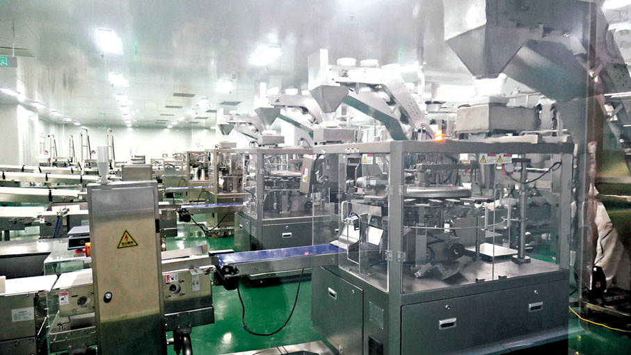 ●黛妃食品高度自動化的巧克力生產線。  香港文匯報記者賀鵬飛  攝