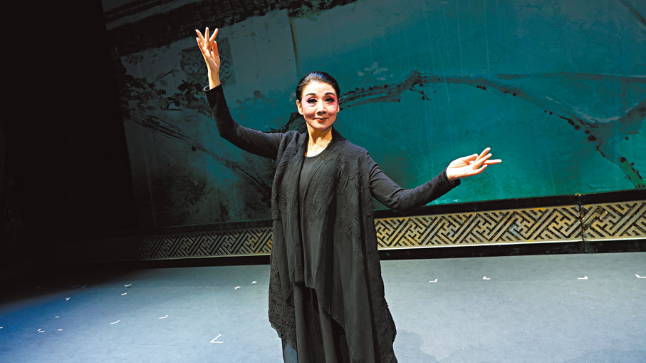 ●韓再芬擔綱演出《女駙馬》，綵排時特別擺出姿勢功架。香港文匯報記者黃艾力 攝