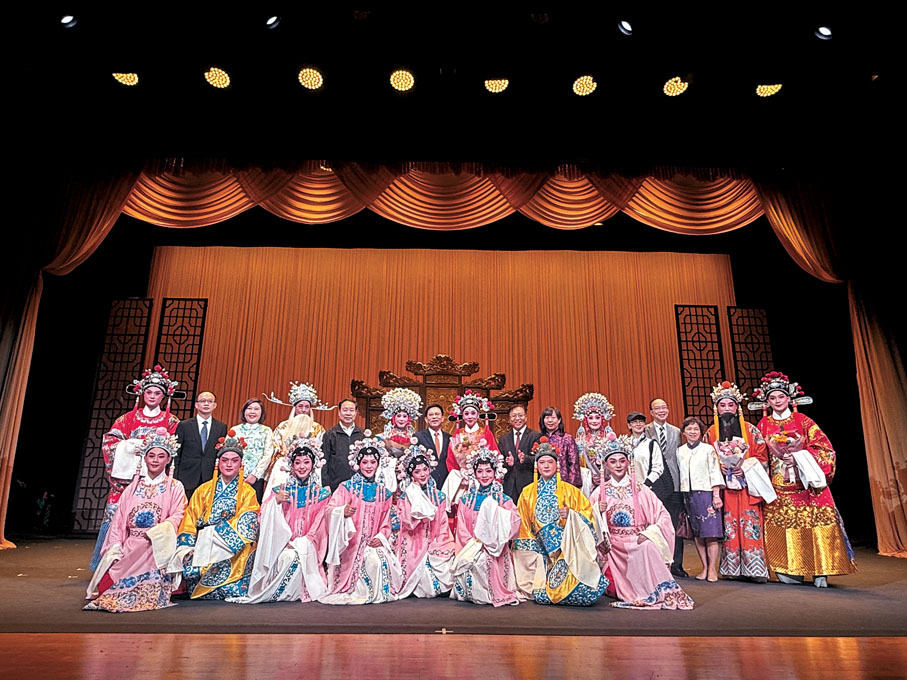 ●《女駙馬》 昨晚在香港理工大學演出，完成後眾嘉賓和演員合照。