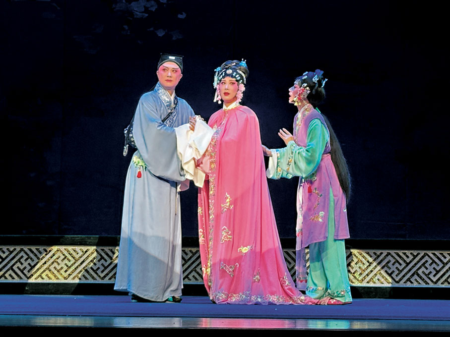 ●《女駙馬》正式演出。