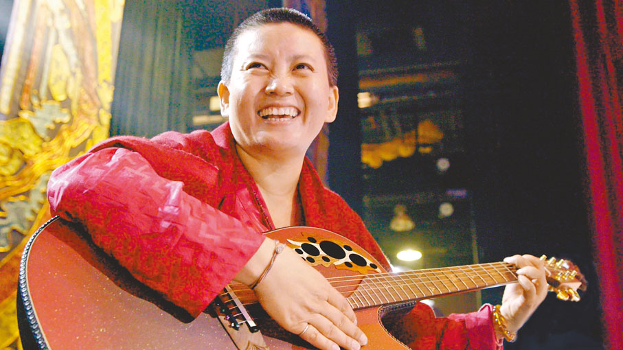 ●瓊英卓瑪用歌聲撫慰人心。