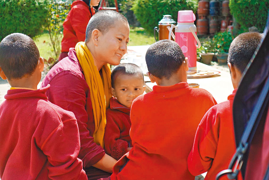 ●瓊英卓瑪憑藉天籟梵音成名後創辦女童學校幫助與她一樣不幸的尼泊爾女孩。