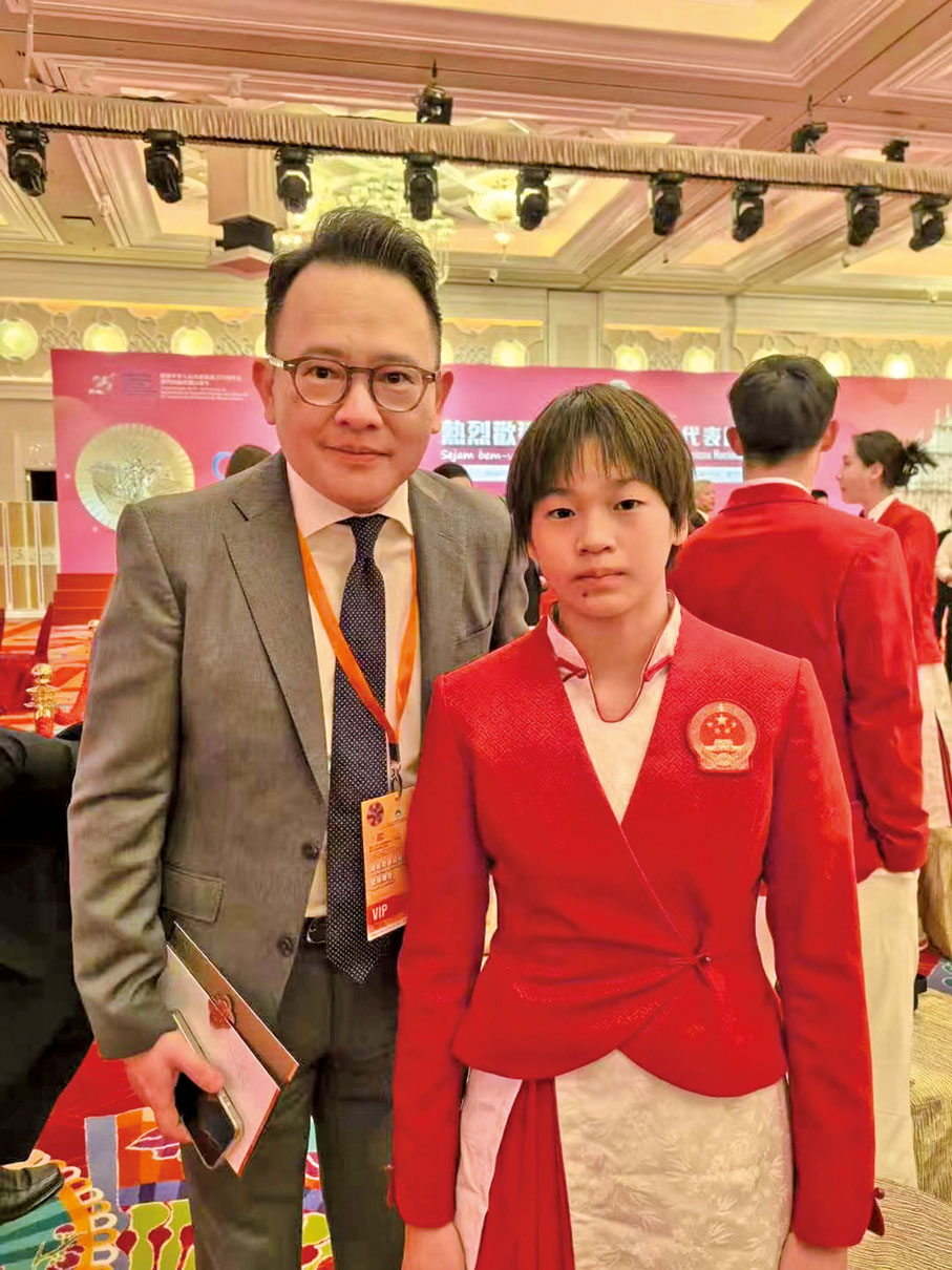 ●2024年8月31日，國家奧運健兒代表團到訪澳門，澳區全國政協委員蔡明威與奧運冠軍全紅嬋合影。