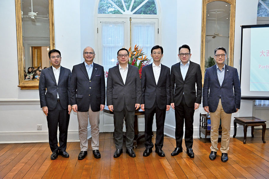 ●2023年4月10日，大西洋銀行舉辦「兩會精神傳達會」，外交部駐澳門特區特派員公署孫向陽署理特派員與澳區全國政協委員蔡明威合作，第一次以英語專場宣講。