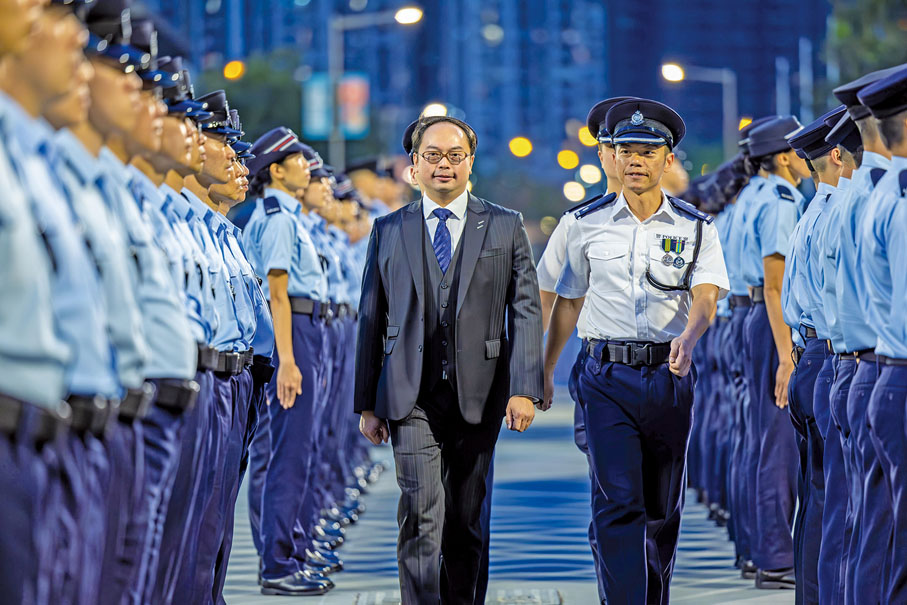 ●2024年5月10日,方俊文於香港輔警總部舉行的香港輔助警察隊沙田警區輔警周年進修訓練結業會操典禮上主持檢閱儀式。