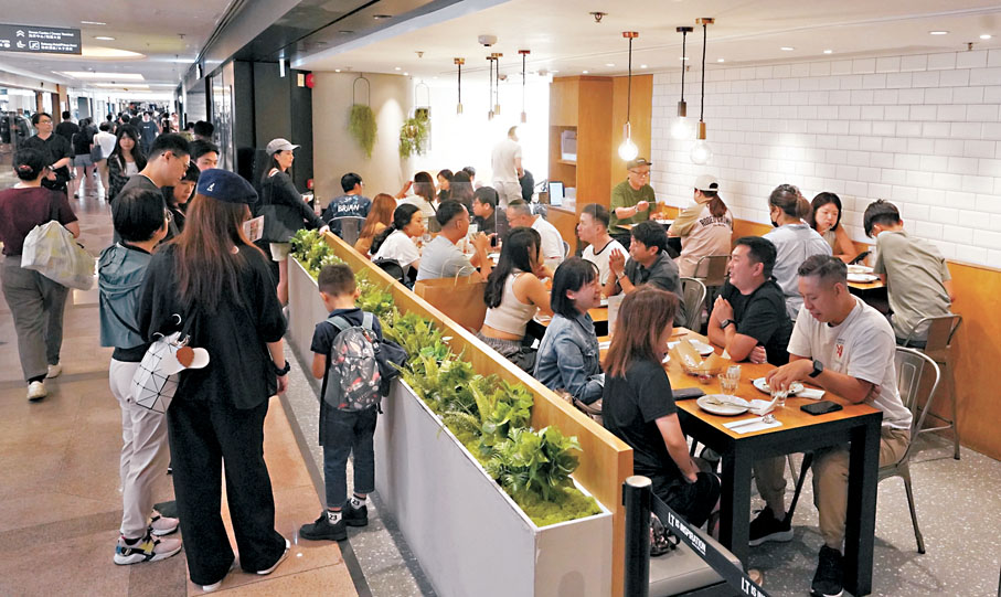 ●內地客源擴大，加上多個佳節陸續到來，餐飲業界盼透過輸入外勞解決人手短缺問題。 香港文匯報記者曾興偉  攝