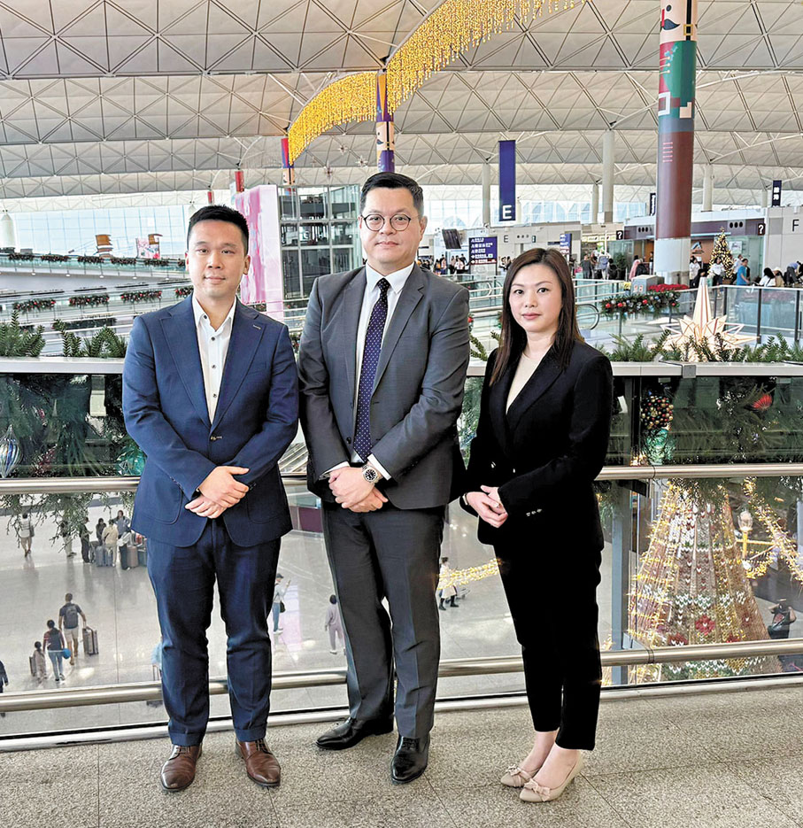 ●各機場企業均各出奇謀吸引年輕人入行。圖左起：金志軒、李榮傑、鄧慧賢。