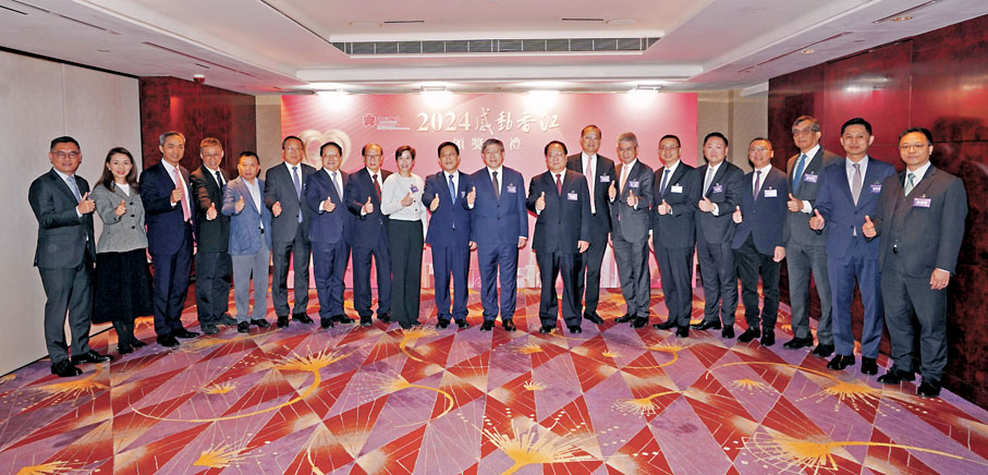 ●主辦方代表和各界嘉賓在頒獎典禮上合照留念。