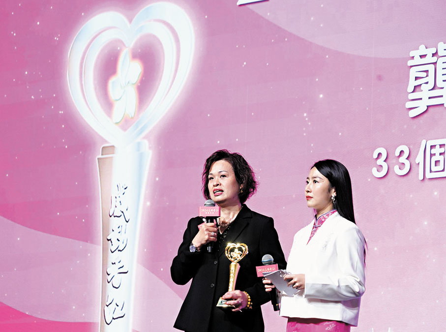 ●龔黃螢敏（左）  