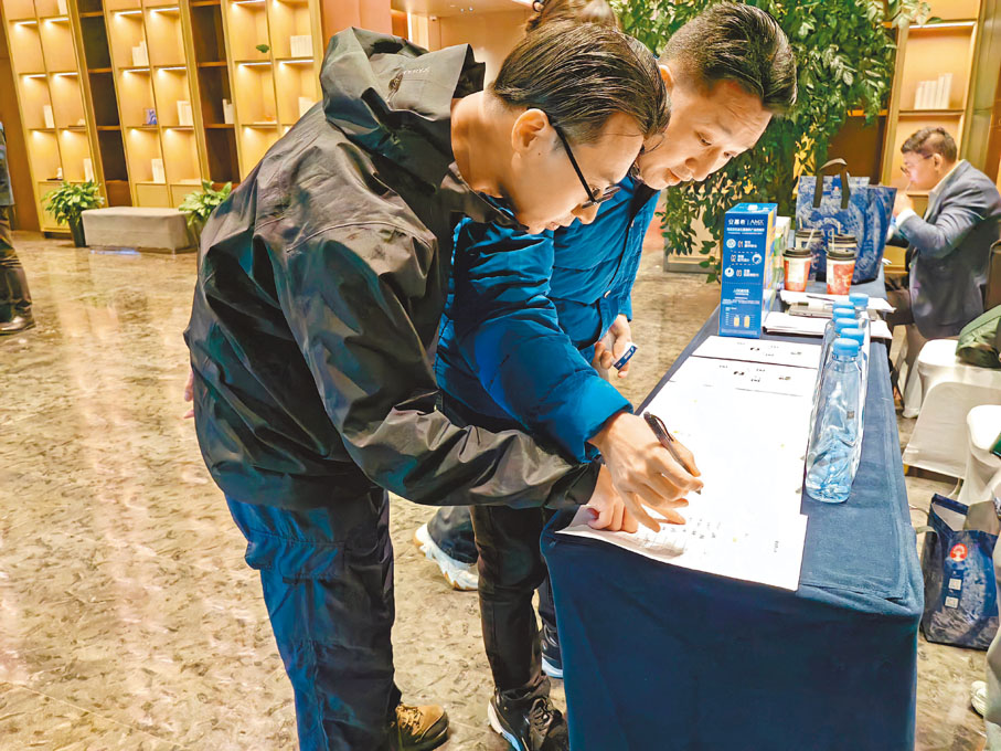 ●海外華文媒體高層前往年會簽到台報到。香港文匯報北京傳真