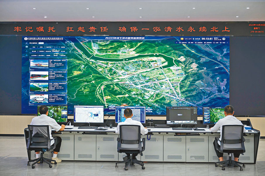 ●湖北丹江口市水庫水質安全保障指揮中心工作人員在工作。 新華社