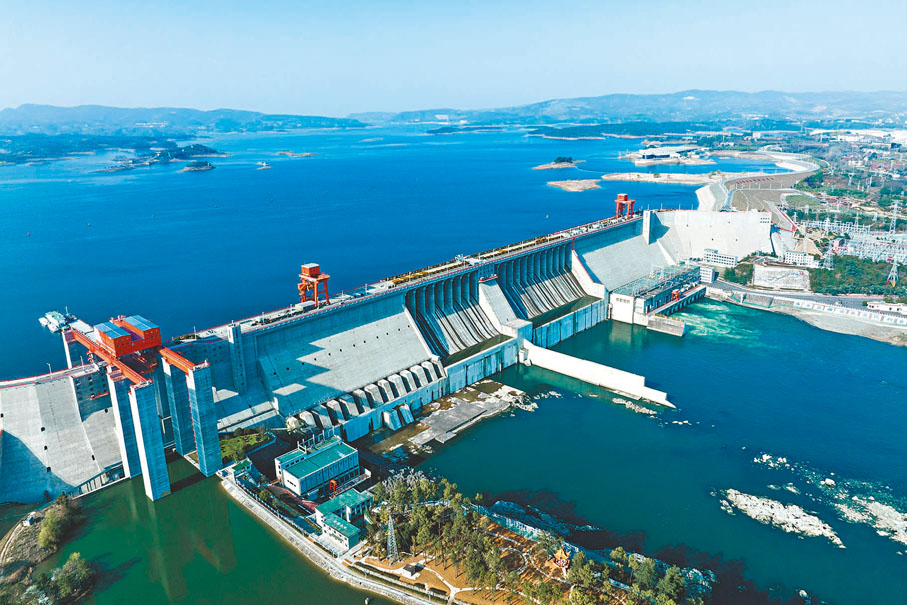 ●南水北調東中線一期工程全面通水十周年。圖為早前拍攝的南水北調中線工程的重要水源地——丹江口庫區一角。 新華社