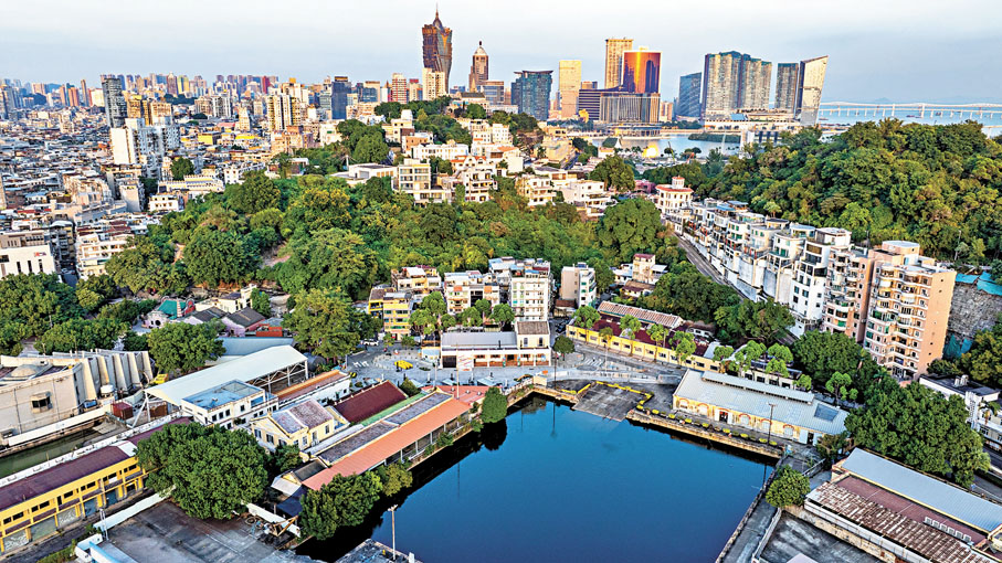 ●展望2025年，澳門博彩業有望續受惠於訪澳內地旅客上升，加上行業信貸評級具進一步上調的可能性，以及明年內地經濟加快復甦，多項利好因素支持下，澳門博彩業債券風險回報顯得吸引。圖為遊客到訪熱點之一媽閣塘片區。 資料圖片