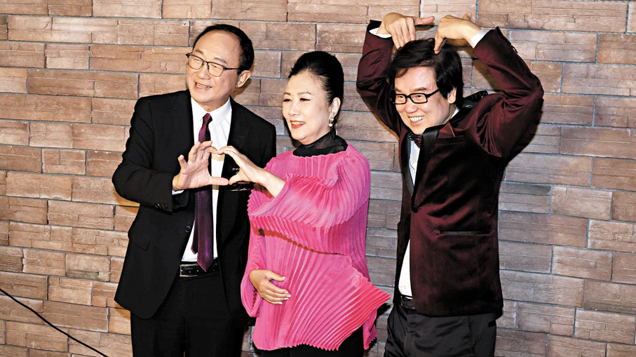 ●左起：許冠文、汪明荃和黃百鳴擺出心形手勢。