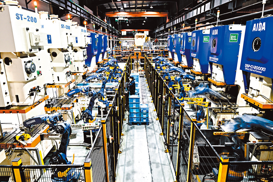 ●逐業逐行逐單位強化金融監管，進一步健全監管制度。圖為在「江蘇省專精特新中小企業」無錫微研精工科技有限公司智能生產車間，機械臂在作業。 資料圖片