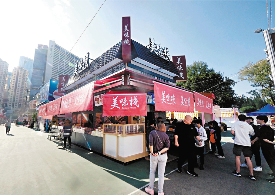 ●不少商戶加緊備貨，迎接工展會正式開幕。香港文匯報記者涂穴  攝