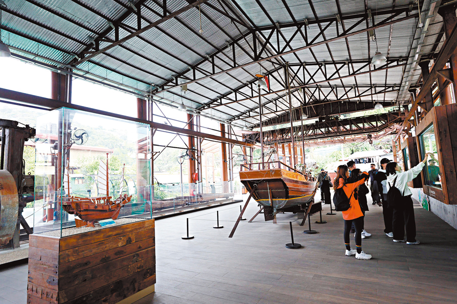 ●圖為旅客參觀荔枝碗船廠片區。香港文匯報記者萬霜靈  攝