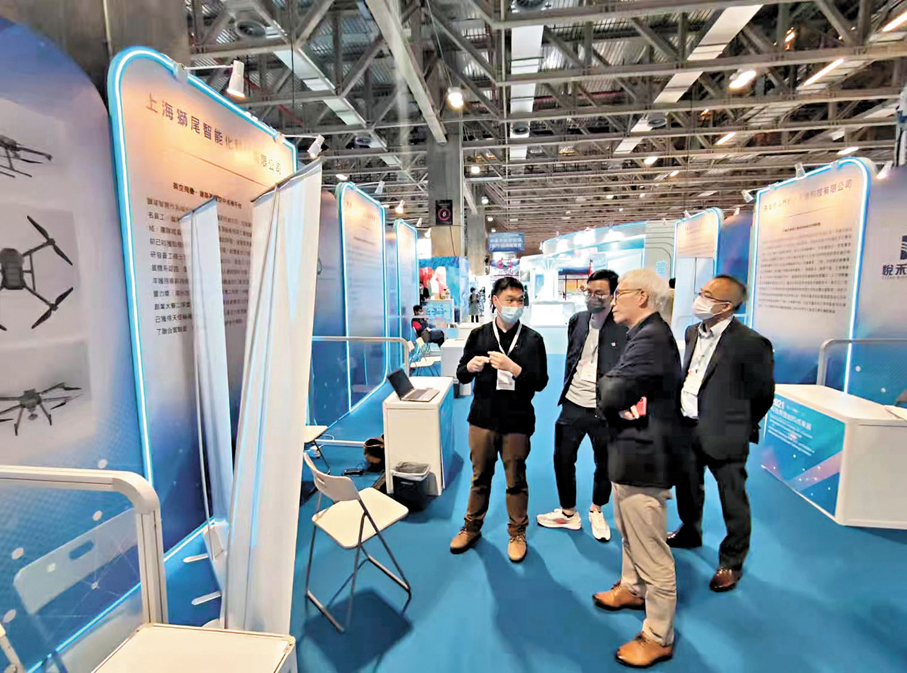 ●杜家豪與團隊參與眾多展會，為參觀者介紹無人機先進發展。 受訪者供圖