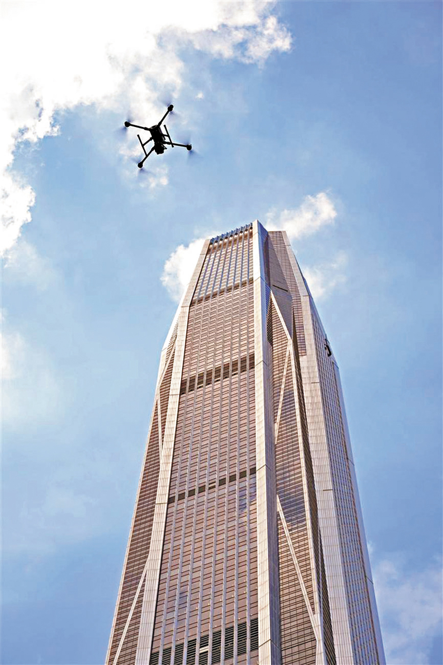 ●杜家豪與團隊參與研發的無人機飛巡項目實現高空巡檢深圳平安金融中心。 網上圖片