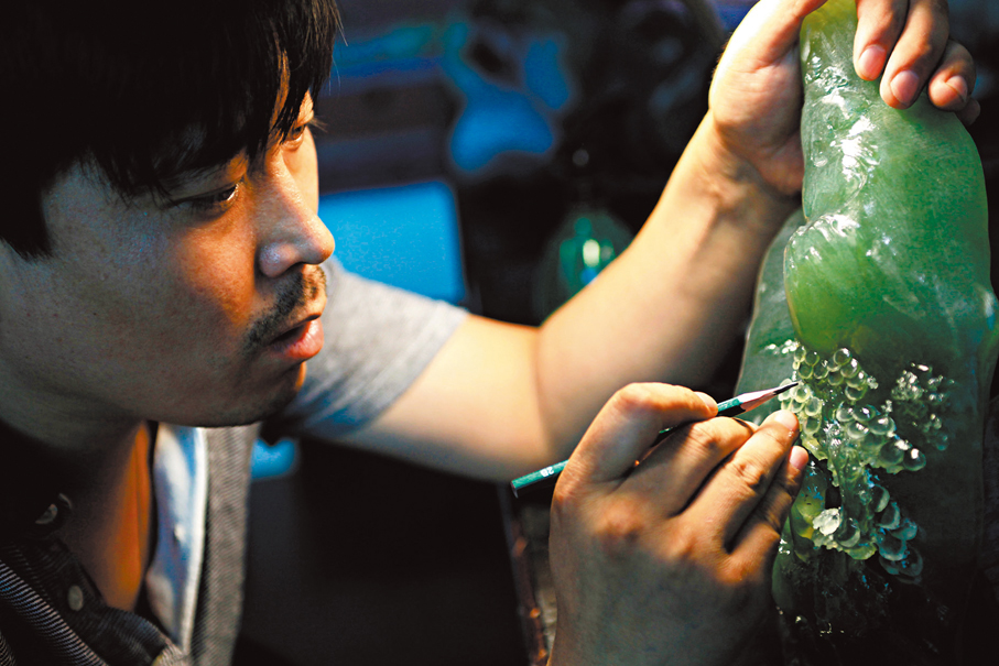 ●唐帥潛心創作岫岩玉雕作品。