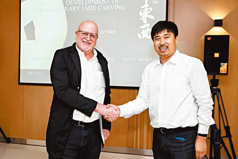 ●唐帥與Richard Hughes教授合影。