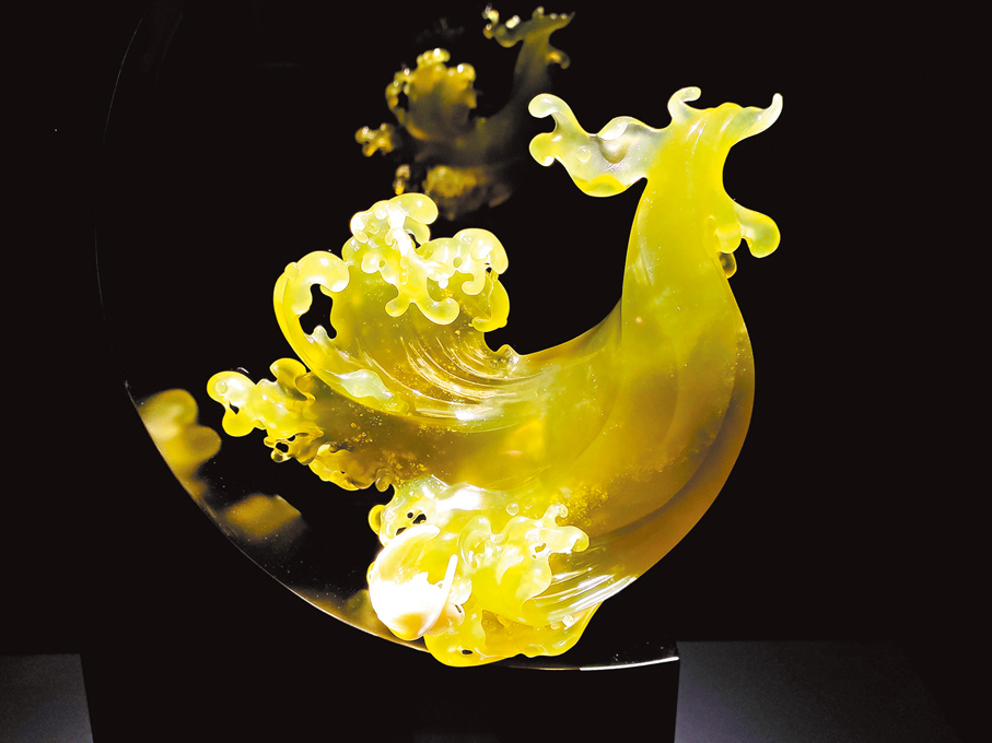 ●岫岩玉雕《上善若水》系列之《東方·羽之舵》早前在港展出。