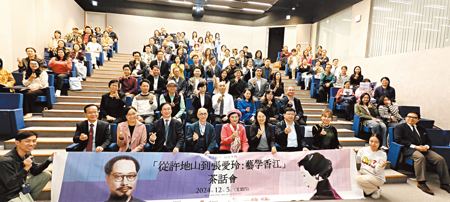 ●茶話會參與嘉賓和同學們齊齊比心。