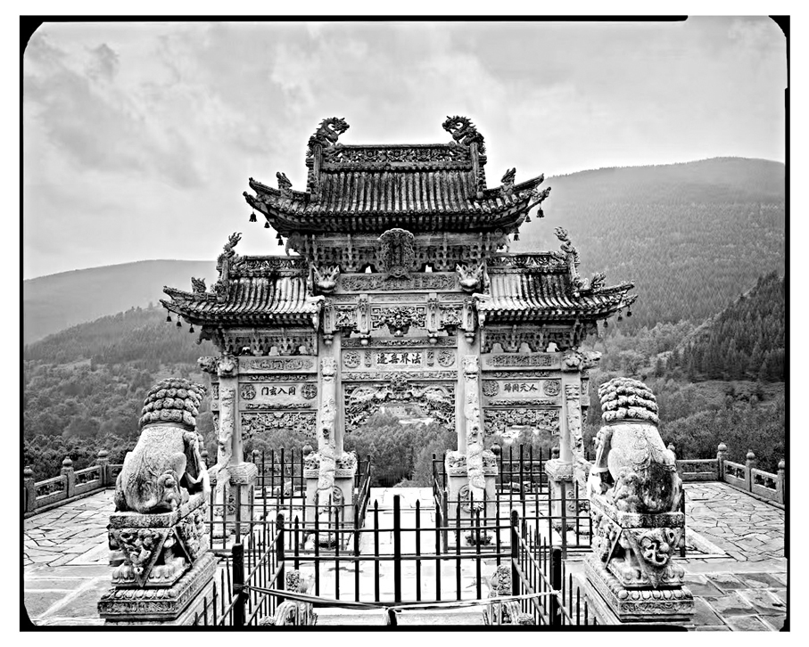 ●石天潤拍下的五台山清涼寺牌坊莊嚴又冷峻（4×5黑白）。
