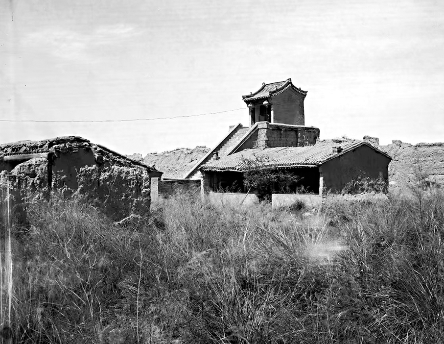 ●石天潤用相機捕捉的蔚縣古堡（6×8玻璃乾版）。