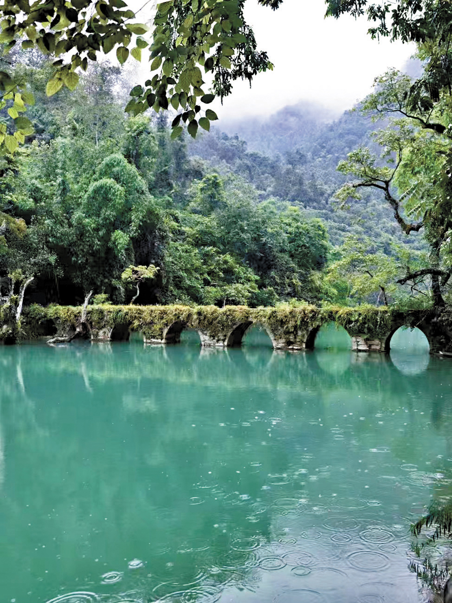 ●石天潤拍攝的荔灣小七孔（4×5反轉片）。