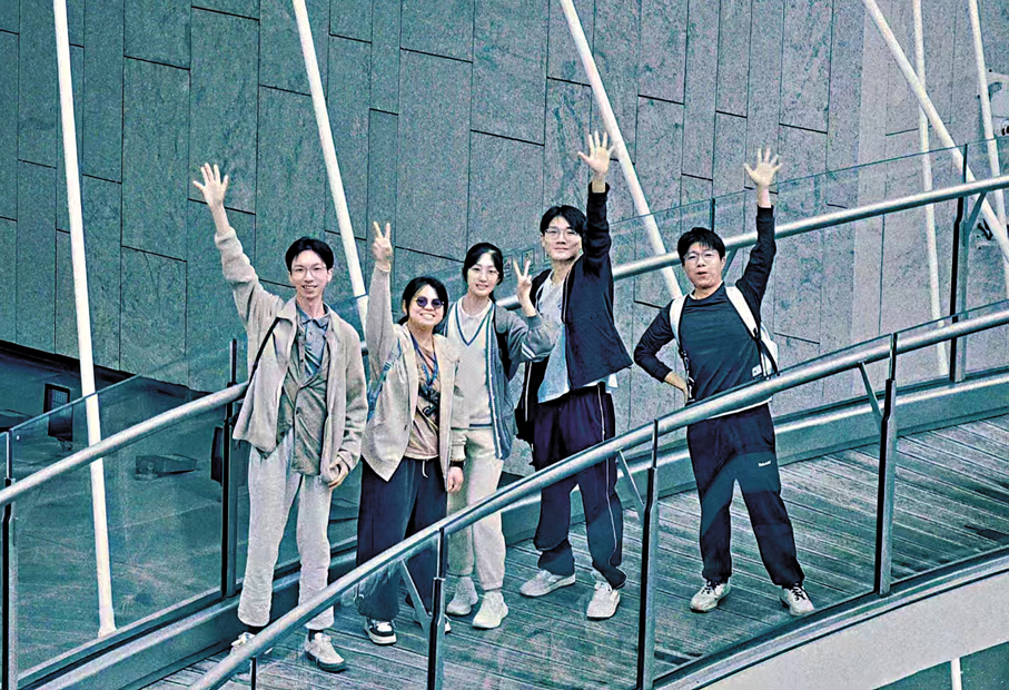 ●王嘉銘（右一）與劉可欣（右三）一起參加學校組織的研學活動。 香港文匯報陝西傳真