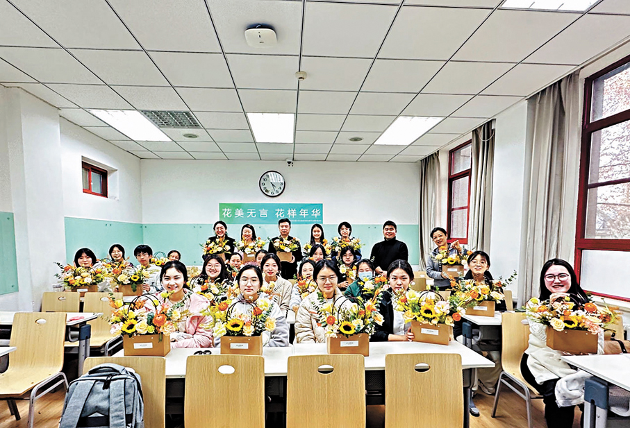 ●吳倩婷（最後一排左四）的大學生活豐富多彩。 香港文匯報陝西傳真