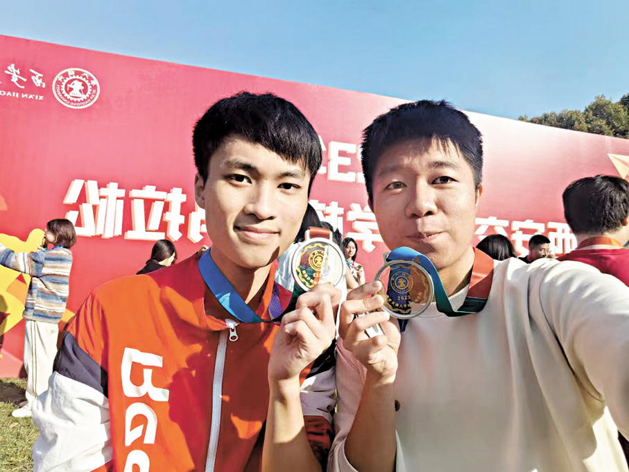 ●王嘉銘（右）認為馬拉松不僅僅是一場競技體育比賽，更是一次自我超越的機會。 香港文匯報陝西傳真