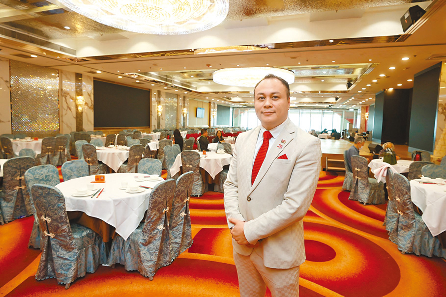 ●百樂金宴宴會廳董事李智雄期望，引入AI機器人技術可以提升服務質量和吸引年輕顧客。 香港文匯報記者郭木又  攝