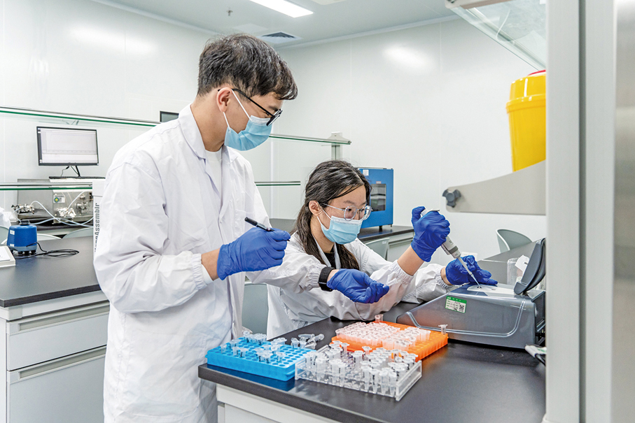 ●橫琴加快發展科技研發和高端製造產業。圖為實驗人員正在做實驗。供圖：橫琴粵澳深度合作區行政事務局