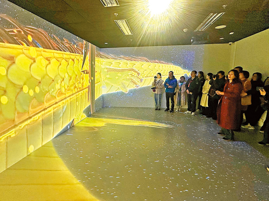 ●北京宇信科技集團沉浸式裸眼3D展廳獲海外華媒一行好評。 香港文匯報記者蘇雨潤 攝