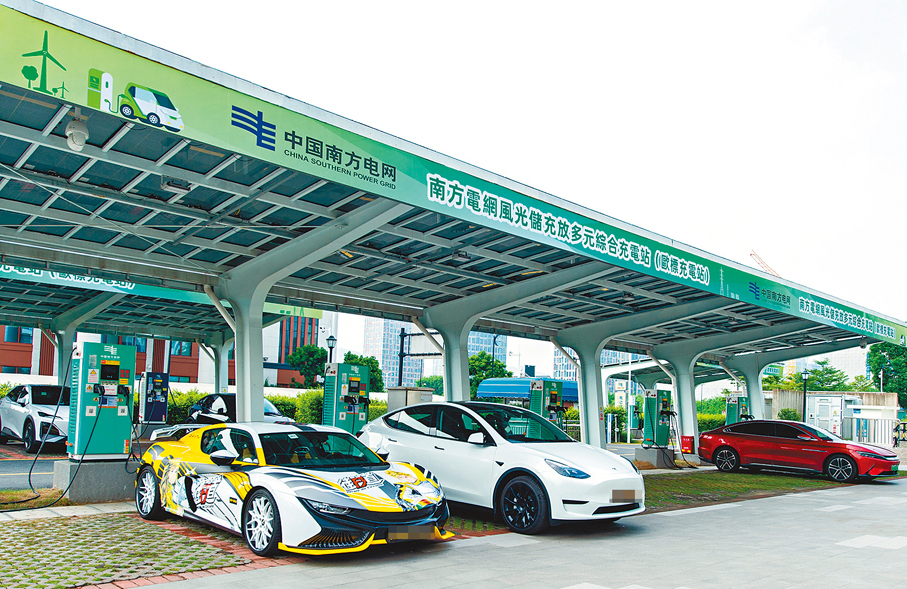 ●港澳新能源汽車在珠海橫琴南方電網風光儲充放多元綜合充電站充電。 香港文匯報廣東傳真