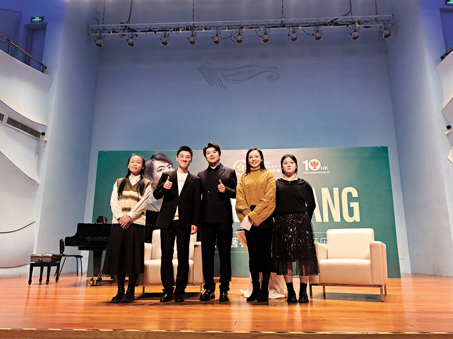 ●郎朗在音樂分享會上指導學員演奏，與學員合影。