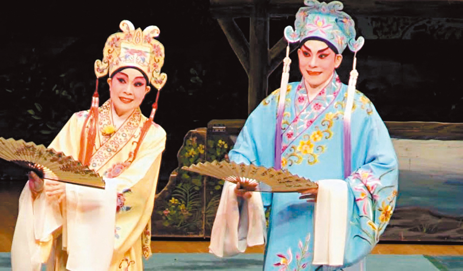 ●梁兆明與徐月明在《梁祝》之《十八相送》中，分飾梁山伯與祝英台。