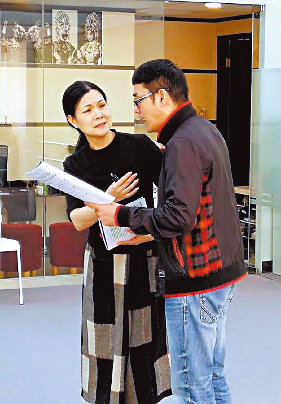 ●梁兆明與徐月明排戲。