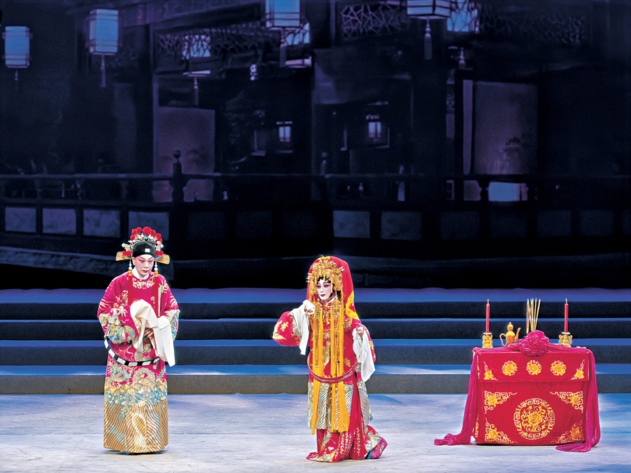 ●羅家英（左）等人登場演出。