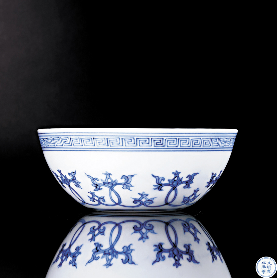 ●明成化 青花外海石榴紋內梵文臥足碗      圖源北京保利拍賣